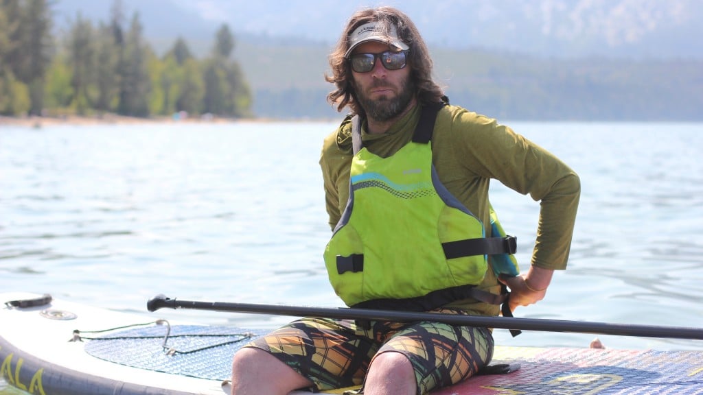 a kayaker wearing NRS Vapor PFD